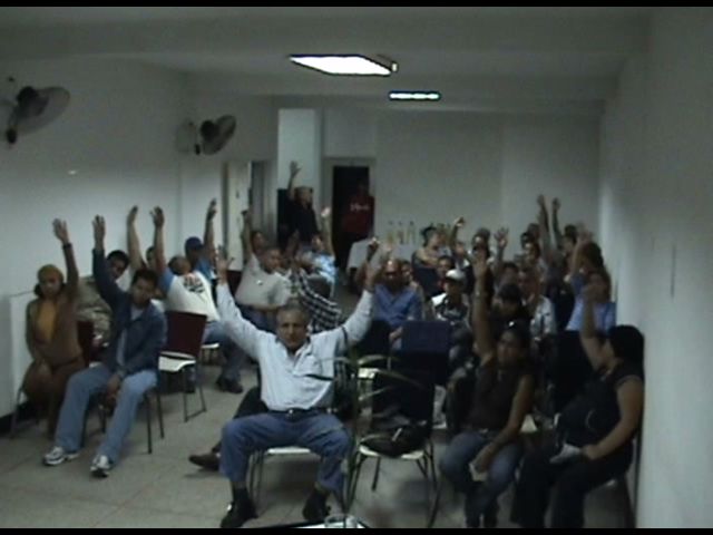 Votación, esta foto está tomada desde el video de la asamblea, que se publicará